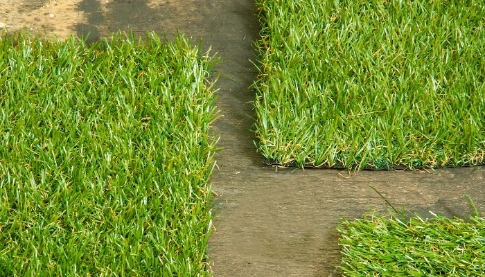 Trải thảm cỏ nhân tạo cho sân