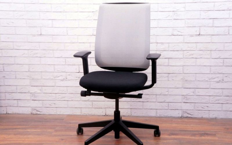 nên chọn ghế lưới hay ghế vải